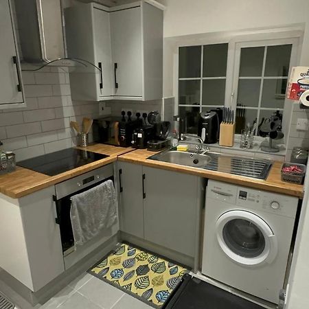 לונדון Entire One Double Bedroom Apartment מראה חיצוני תמונה